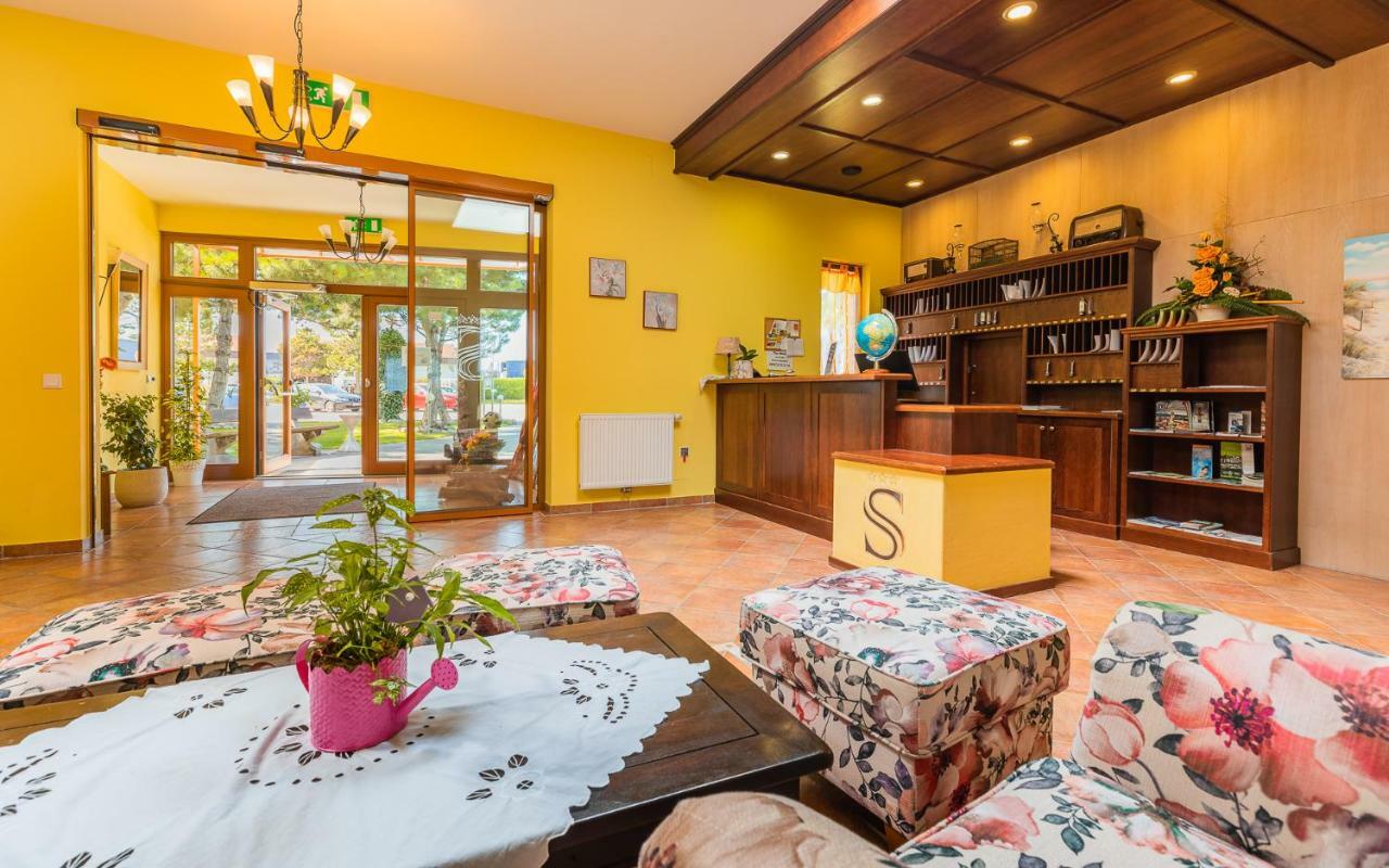 Hotel Garni Steinfeld Вінер-Нойштадт Екстер'єр фото