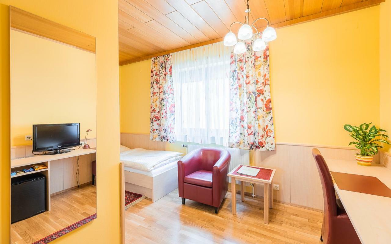 Hotel Garni Steinfeld Вінер-Нойштадт Екстер'єр фото