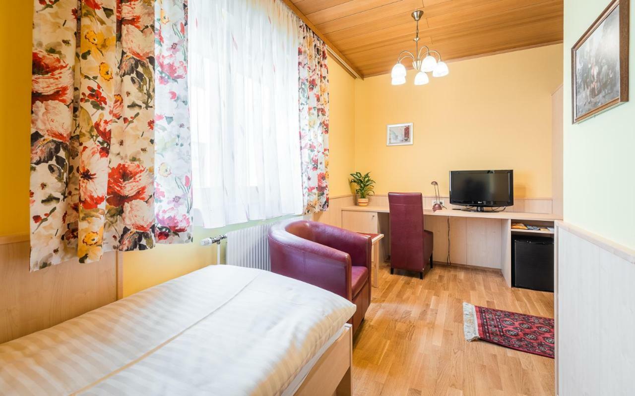 Hotel Garni Steinfeld Вінер-Нойштадт Екстер'єр фото