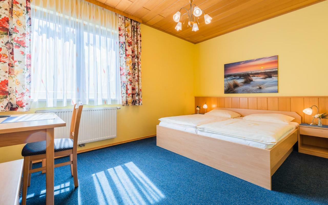 Hotel Garni Steinfeld Вінер-Нойштадт Екстер'єр фото