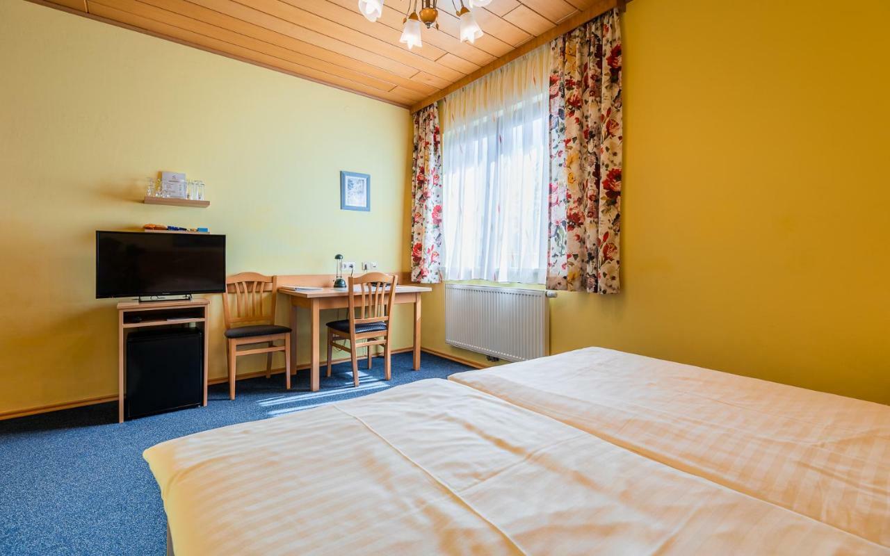 Hotel Garni Steinfeld Вінер-Нойштадт Екстер'єр фото