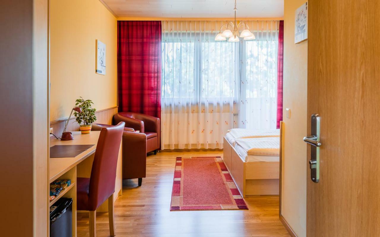 Hotel Garni Steinfeld Вінер-Нойштадт Екстер'єр фото